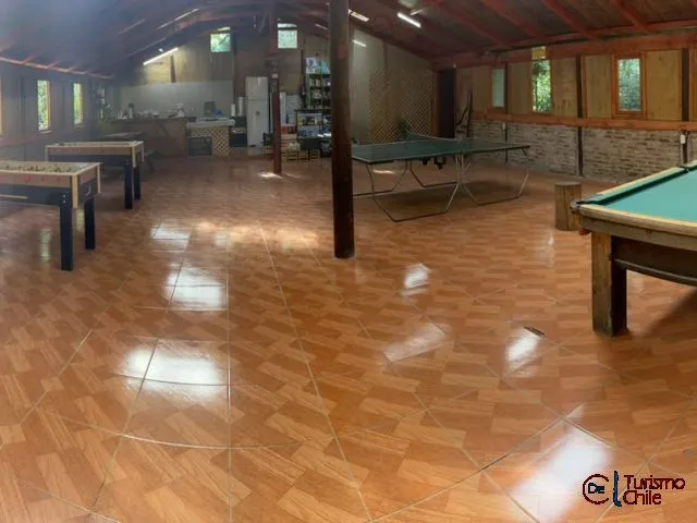 Cabaña de madera con pérgola y terraza en Camping Las Vertientes