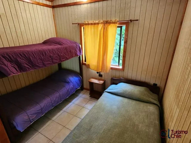 Bañistas disfrutando el río Laja en Camping Las Vertientes, Salto del Laja